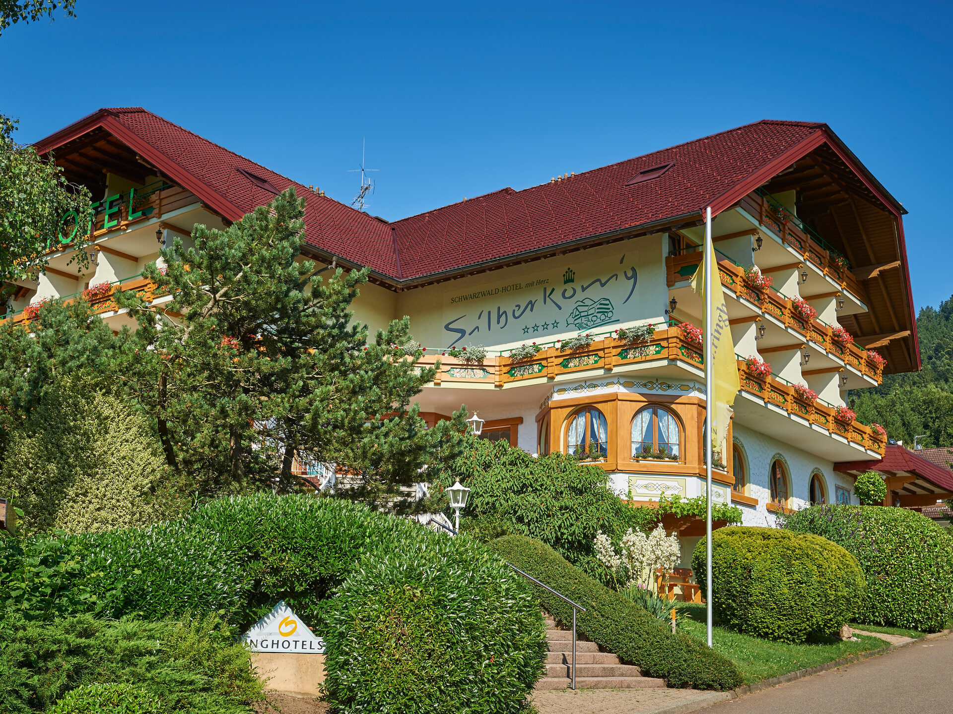Das Gebäude des Hotels Silberkönig mit den Balkonen