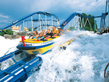 Eine Familie hat Spaß auf der Poseidon Wasserbahn im Europa-Park